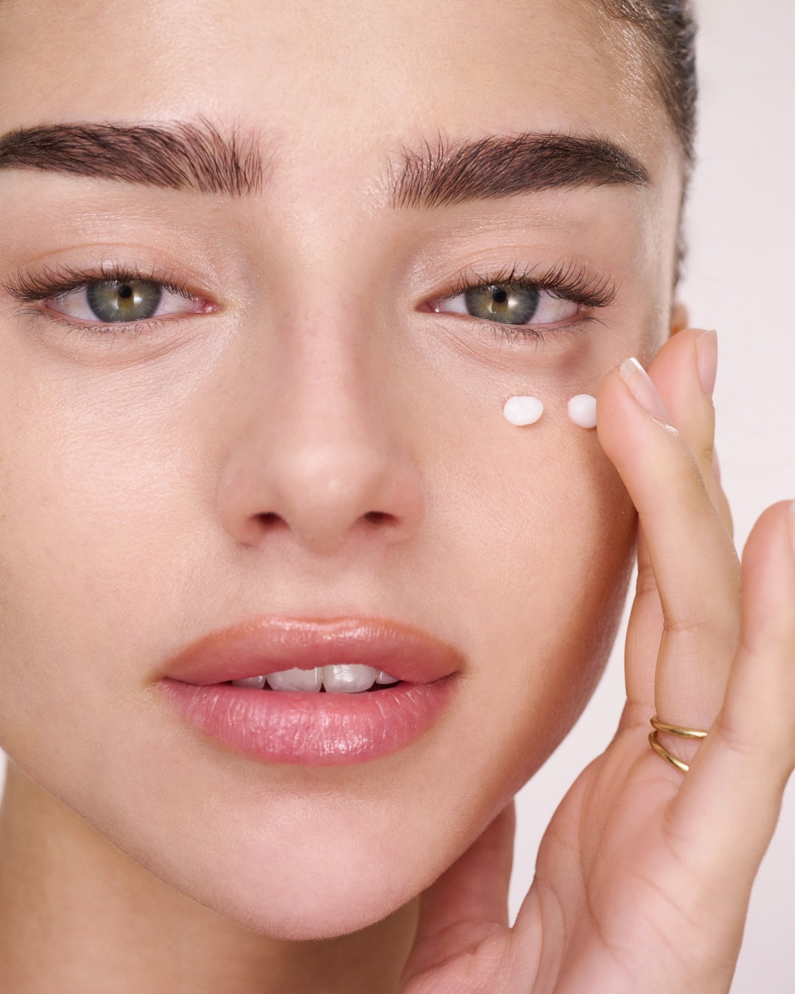 קרם עיניים ושפתיים